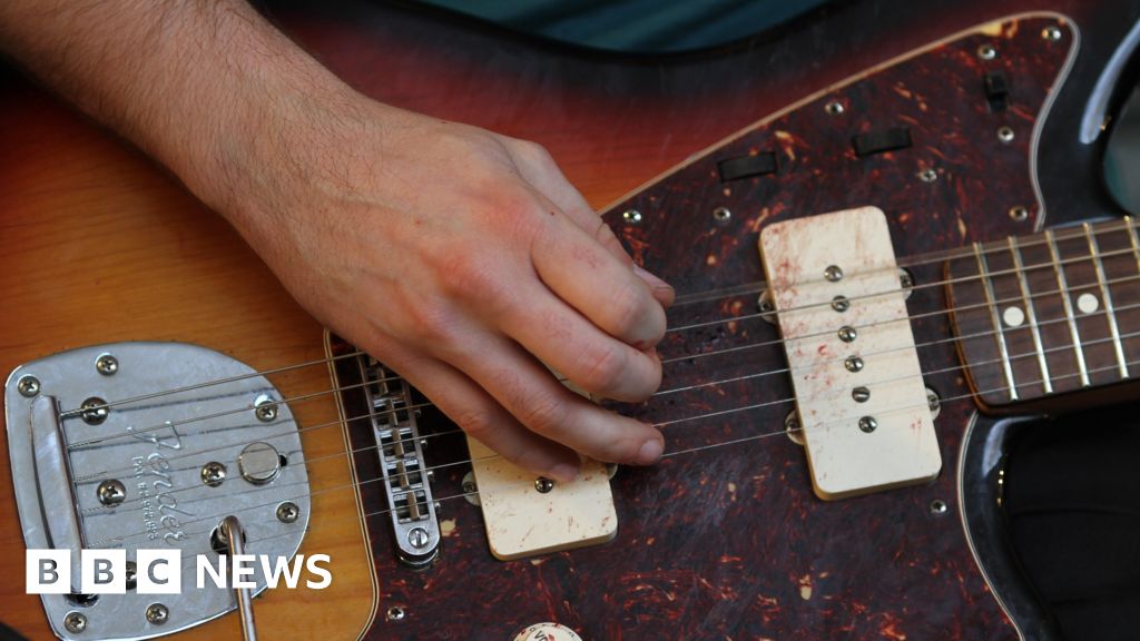 Live music stage to encourage summer tou